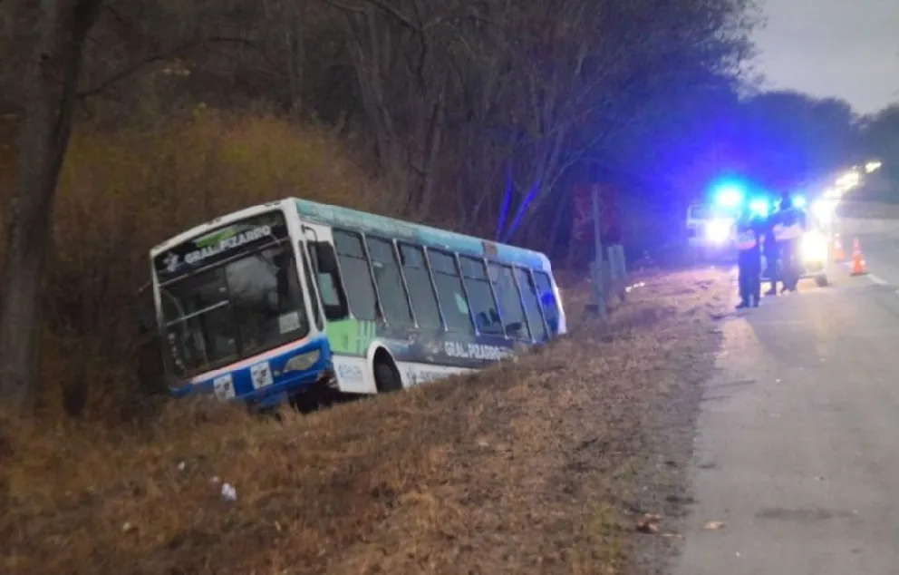 Siniestro vial: descarriló un colectivo que era remolcado a Salta y dejó dos heridos