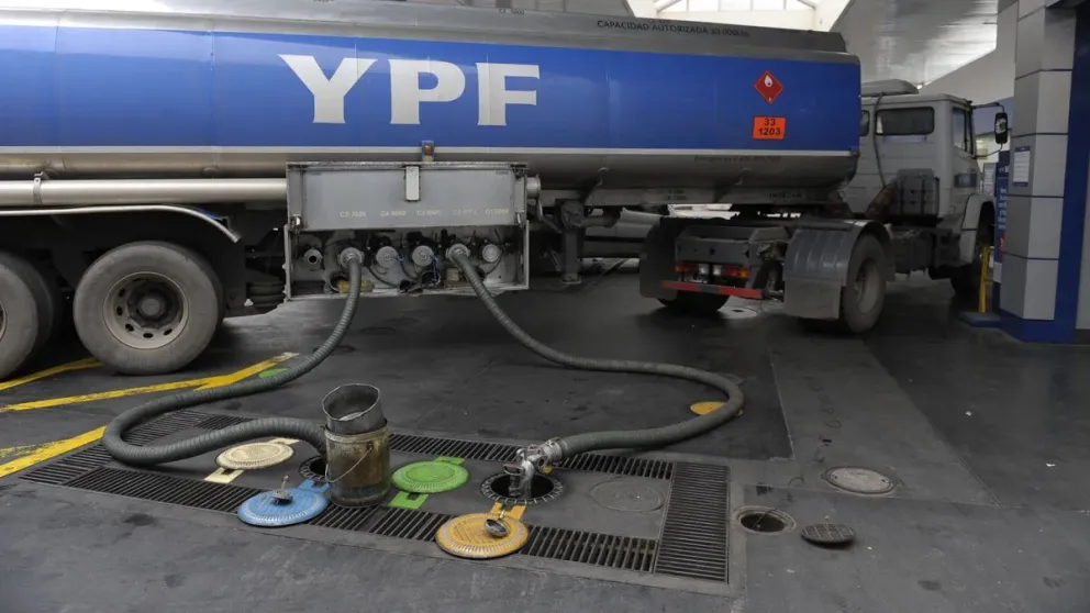 YPF inicia el suministro: camiones de combustible llegan a estaciones de servicio salteñas