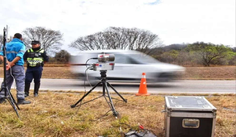 Nuevo control de velocidad en carreteras: la polícia implementa el uso de cinemómetros móviles