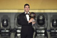 La desopilante foto de Lionel Messi abrazando a su guardaespaldas, tras obtener el Balón de Oro