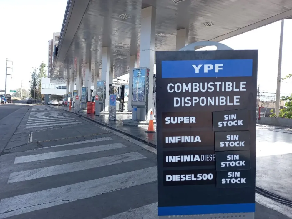 El Gobierno negocia hoy aumentos con las petroleras mientras sigue la falta de combustible     