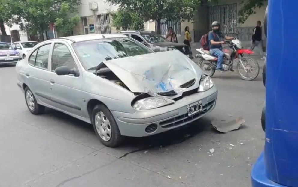 Accidente en el centro salteño: un auto chocó con un colectivo y generó problemas de tránsito