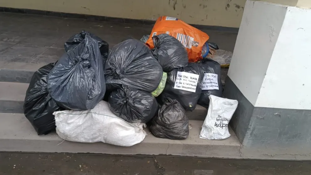 Por la falta de recolección, vecinos de Orán arrojan su basura en la puerta de la Municipalidad