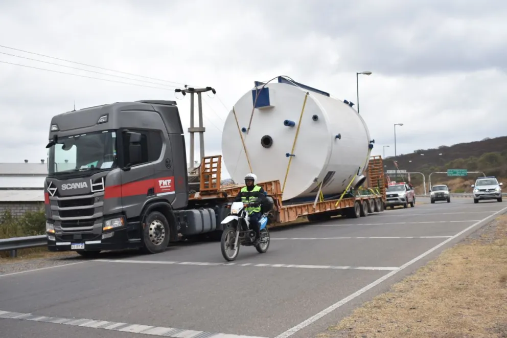 Atención: operativo de tránsito por el paso de un camión de gran porte por la zona sur y oeste de la ciudad  