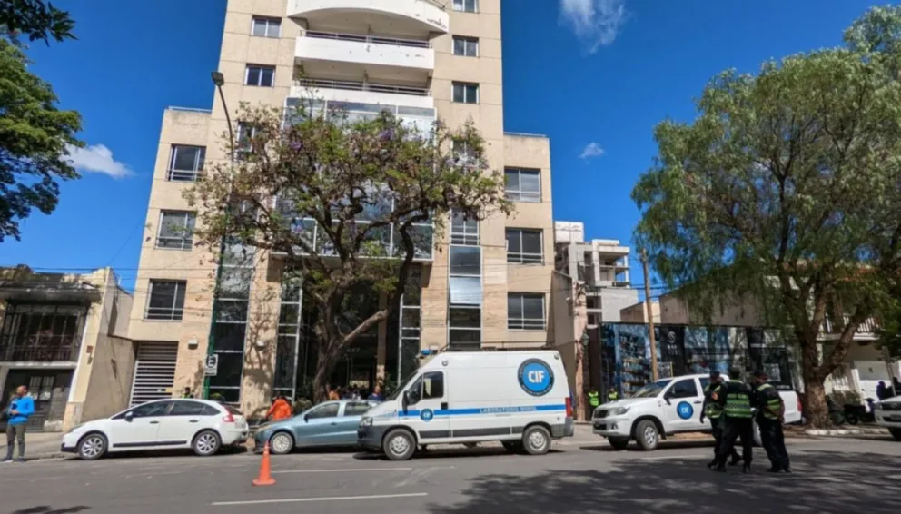 Tragedia en el centro salteño: una mujer murió tras caer del décimo piso de un edificio