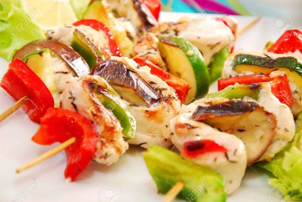 Descubre cómo hacer ricas brochetas de pollo marinadas con yogur y calabacín