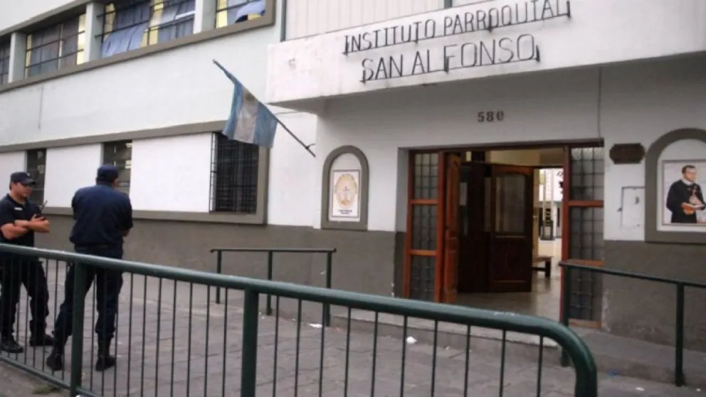 Alumnos del colegio San Alfonso reclamaron con una "sentada" la reincorporación de la preceptora despedida