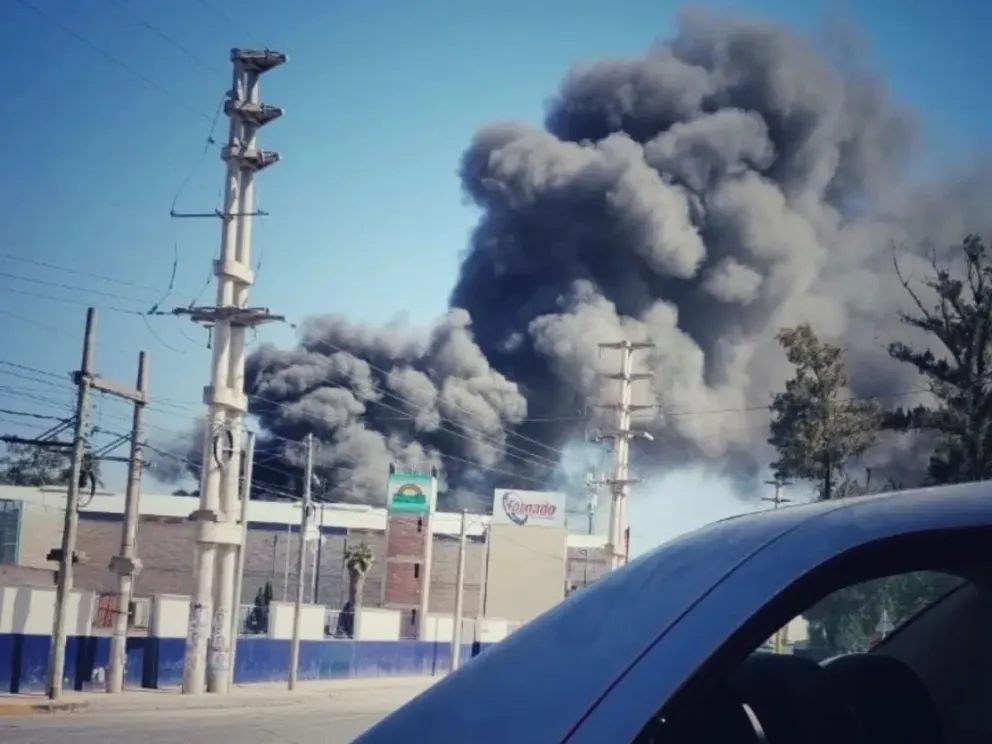 Feroz incendio en la cercanía de un Maxiconsumo en zona sur de la ciudad
