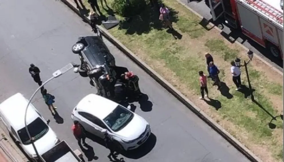 Impactante vuelco en Avenida Entre Ríos terminó con una conductora atrapada