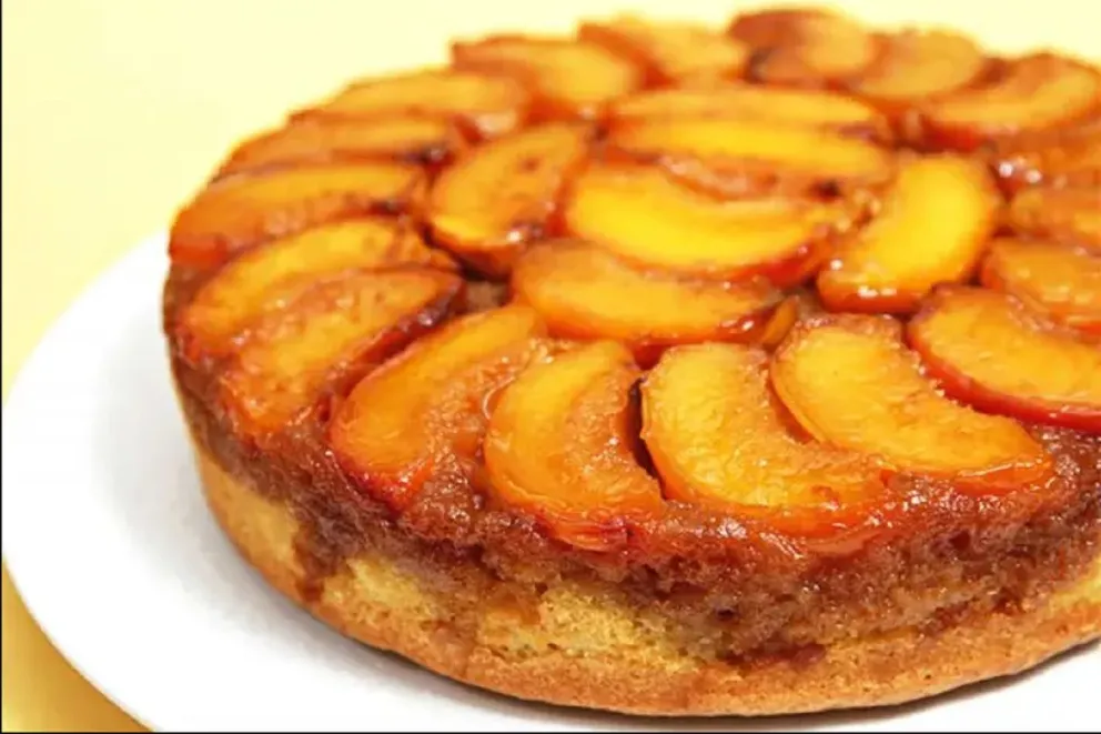 Prepara de manera fácil la mejor receta del mundo: volteado de durazno, un rico postre que te encantará