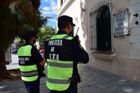 Ante las reiteradas quejas, la policía dispersa a las personas en situación de calle que se alojan en el centro salteño
