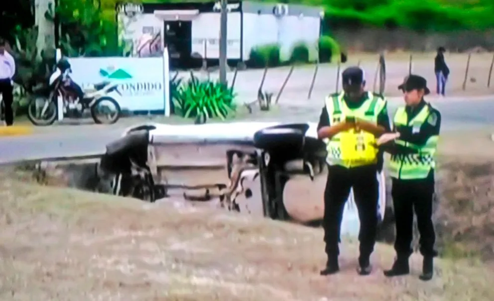 Un auto volcó en Valle Escondido luego de que su conductor sufriera una convulsión 