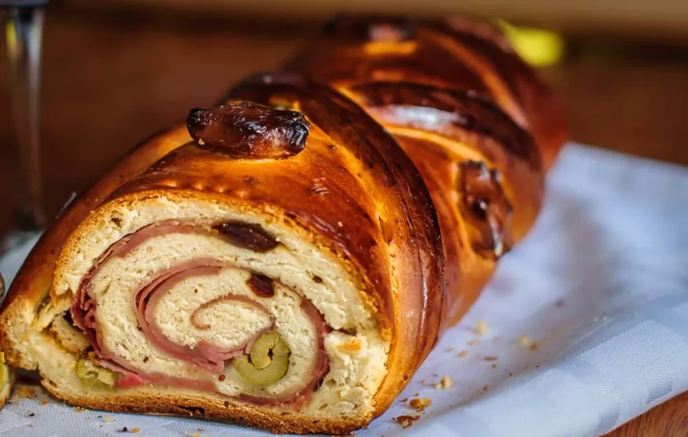Receta de Navidad: así podés preparar un sabroso pan relleno de jamón y queso