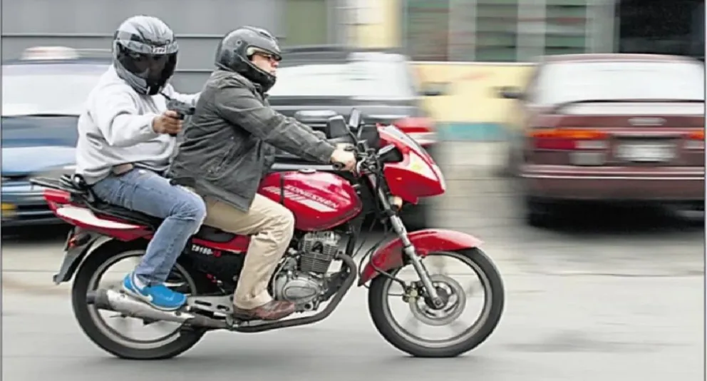 Violento asalto en Barrio Solidaridad: adolescente de 16 años gravemente herida en ataque de motochorros