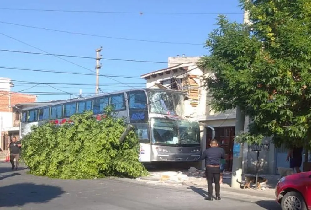 Un colectivo de larga distancia se incrustó en una casa en la zona norte de la ciudad