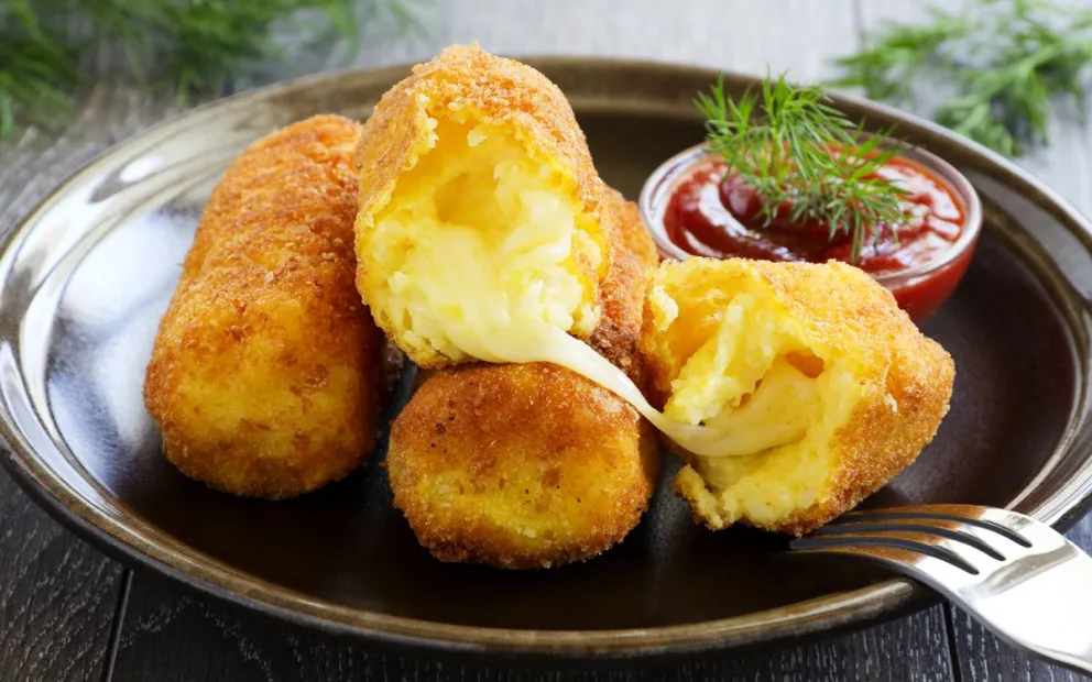 Te decimos cómo hacer Croquetas de cebolla, queso y papa, la receta ideal para la picada perfecta
