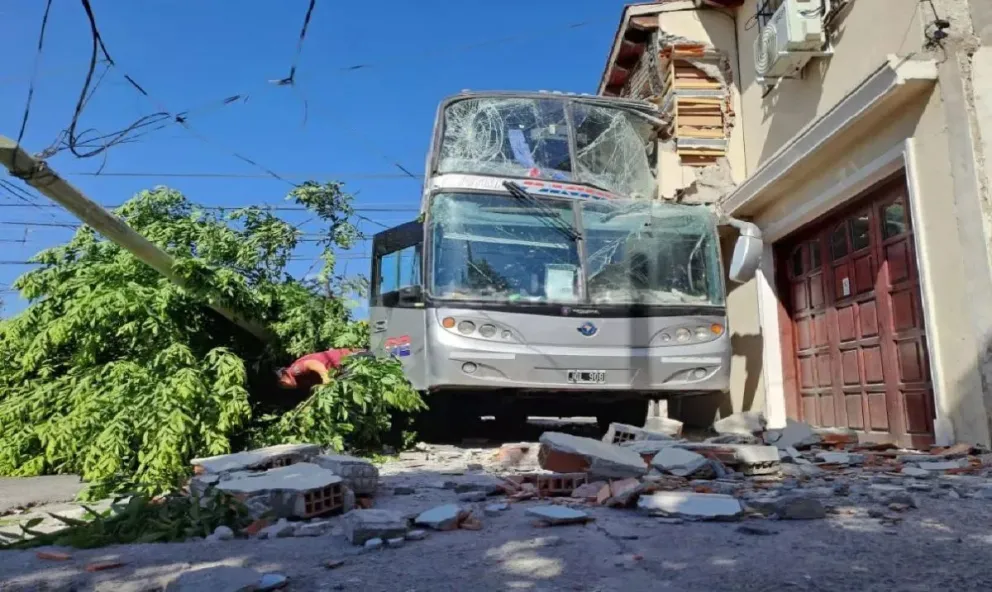 Así vivió el accidente la familia de la casa impactada por un colectivo de turismo en zona norte