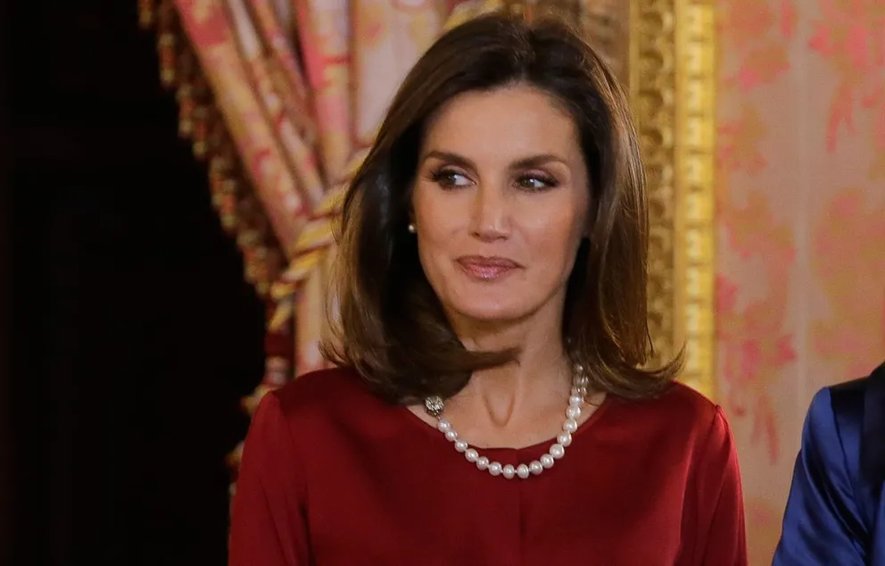 El vestido negro y ajustado de la reina Letizia que llevarían madres en Nochevieja