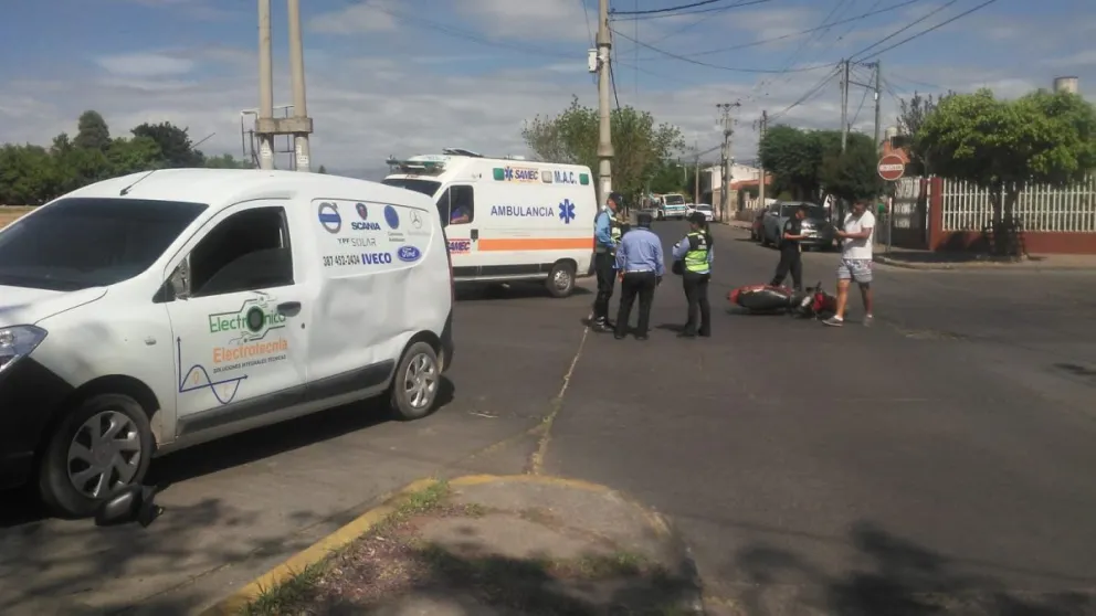 Fuerte accidente en cercanías de la Municipalidad: un motociclista herido tras chocar con un auto
