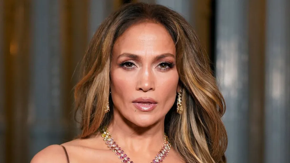 Jennifer López perdió el glamour y lanzó un gesto grosero al ser captada sin maquillaje