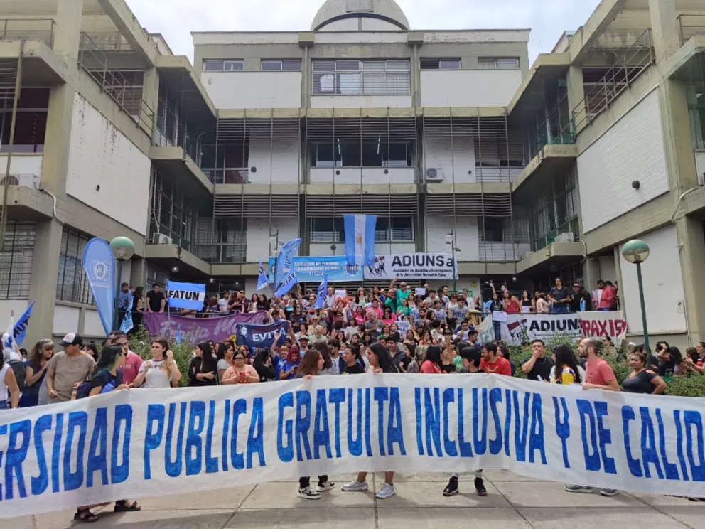 Masivo banderazo de la UNSa en defensa de la educación pública y gratuita