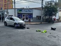 Fuerte accidente: un trabajador de Coca Cola fue embestido por un auto en cercanías al Parque San Martín