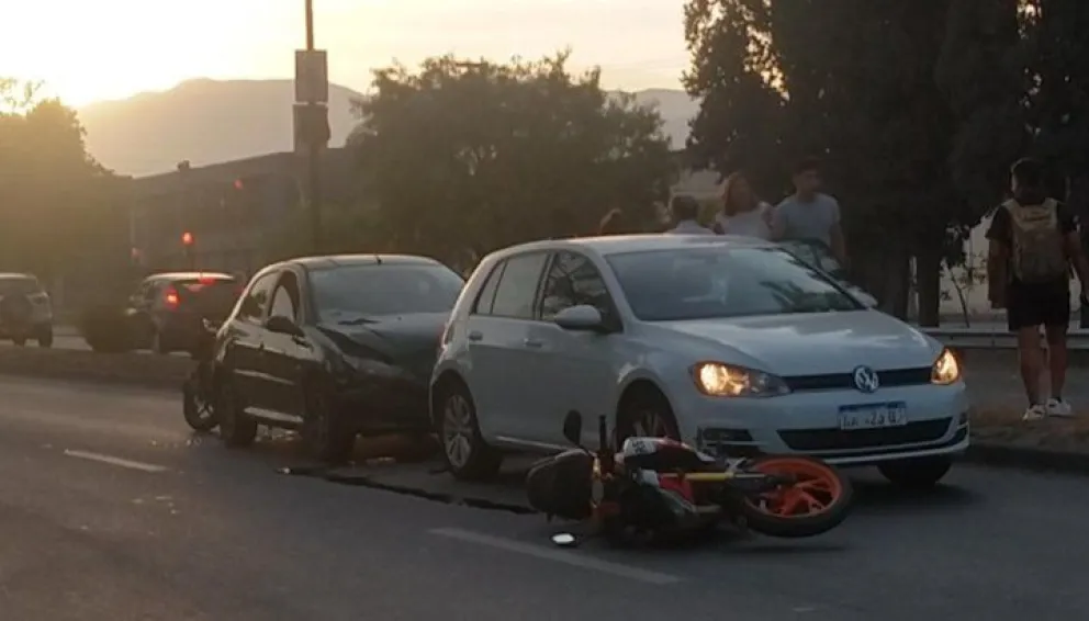 Impactante choque en cadena y caos vehicular sobre la avenida Tavella