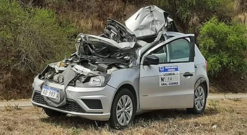Grave accidente en la ruta 9: un remis colisionó con un camión y dejó 2 heridos 