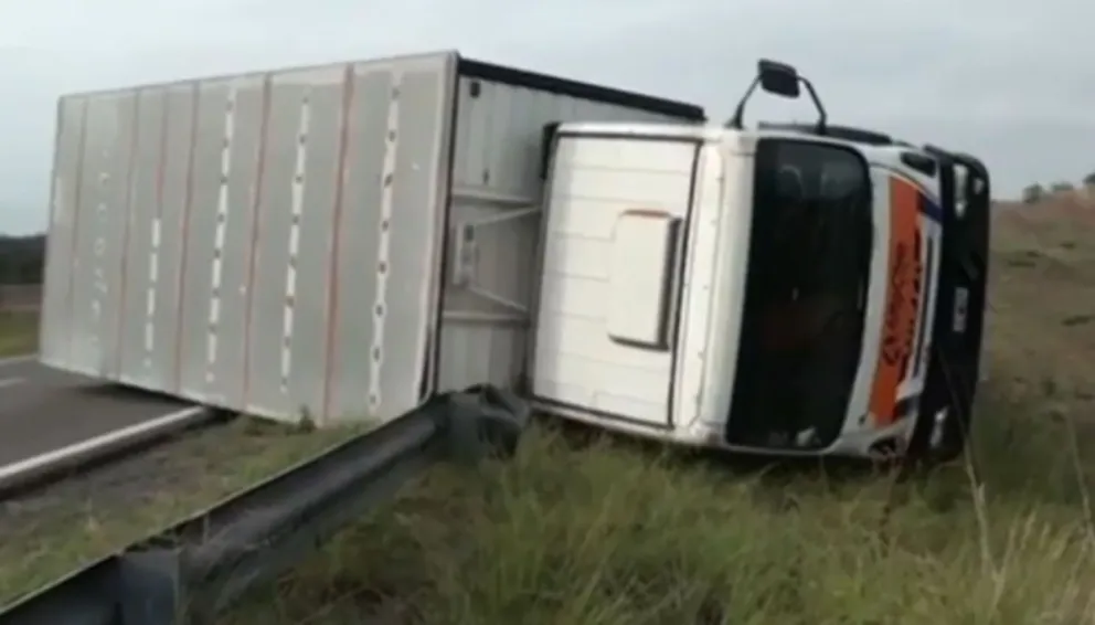 Un conductor murió tras chocar de frente contra un camión en la Ruta 9