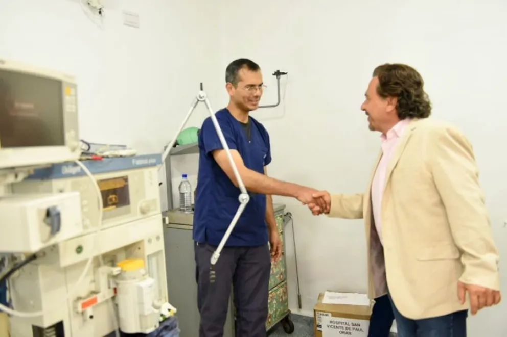 Gustavo Sáenz recorrió obras y entregó equipamiento en el hospital cabecera de Orán
