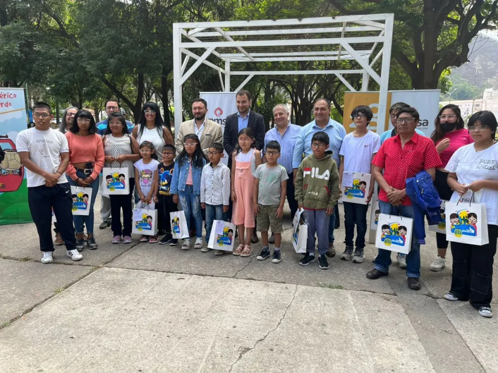 REMSa entregó 30 anteojos gratis a niños salteños con problemas de visión