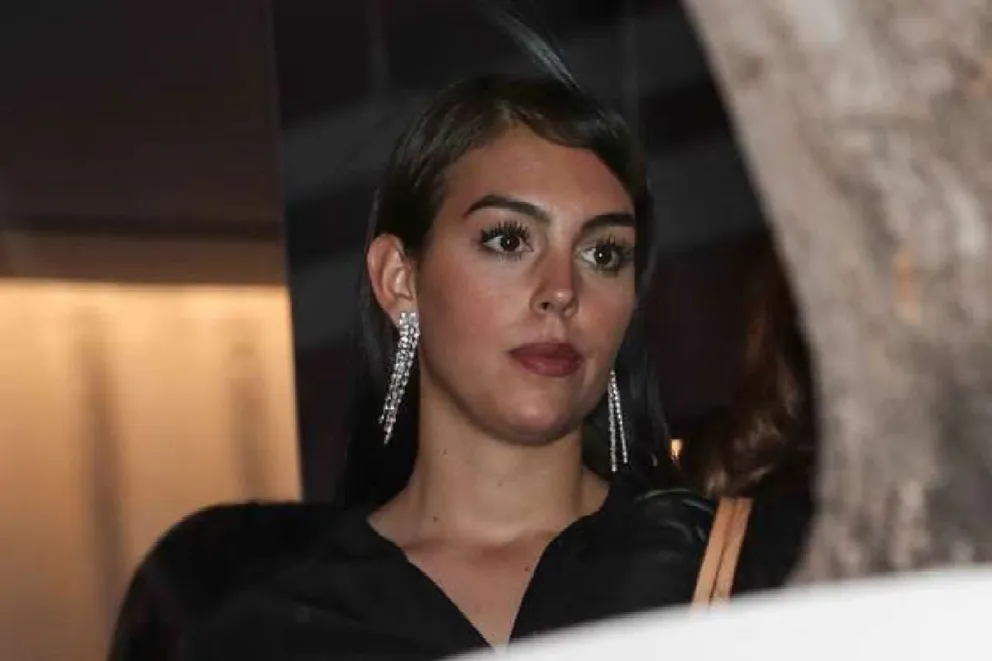 Georgina Rodríguez no resistió la persecución de los paparazzi y sorprende con gesto obsceno 