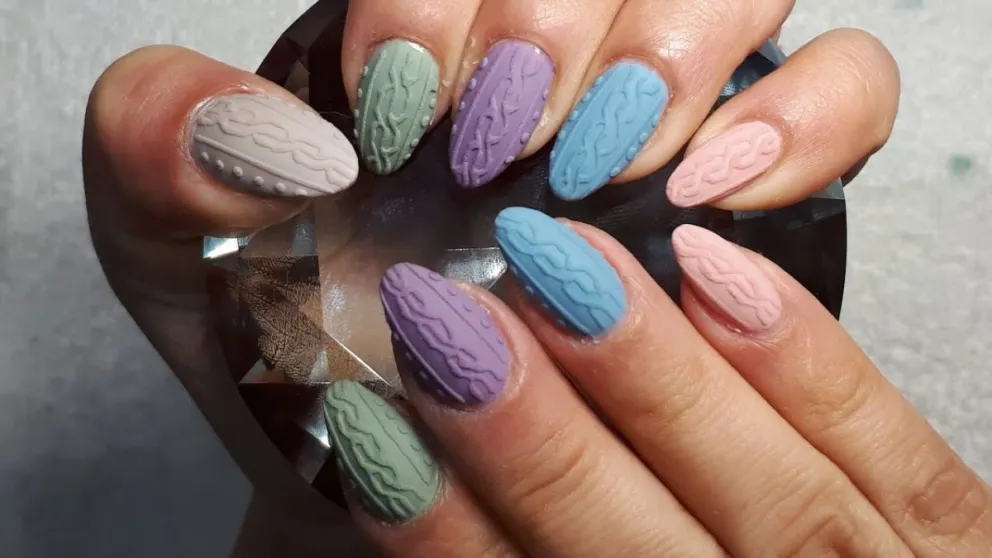 Efecto suéter: descubrí la increíble tendencia navideña de nail art que te encantará