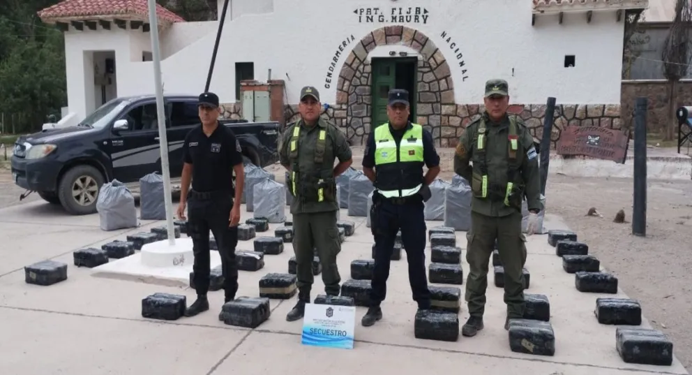 Ubicaron el vehículo que evadió a la Gendarmería Nacional con 800 Kg de hojas de coca en finca de Campo Quijano