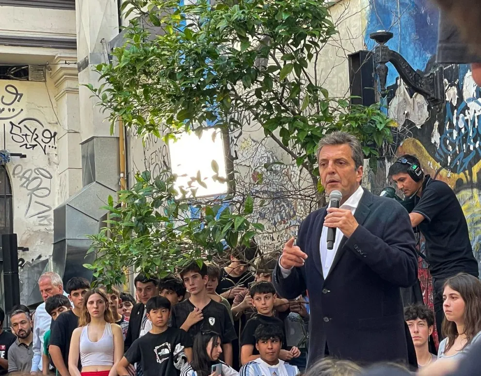 Sergio Massa cerró su campaña electoral rodeado de cientos de alumnos del Colegio Pellegrini