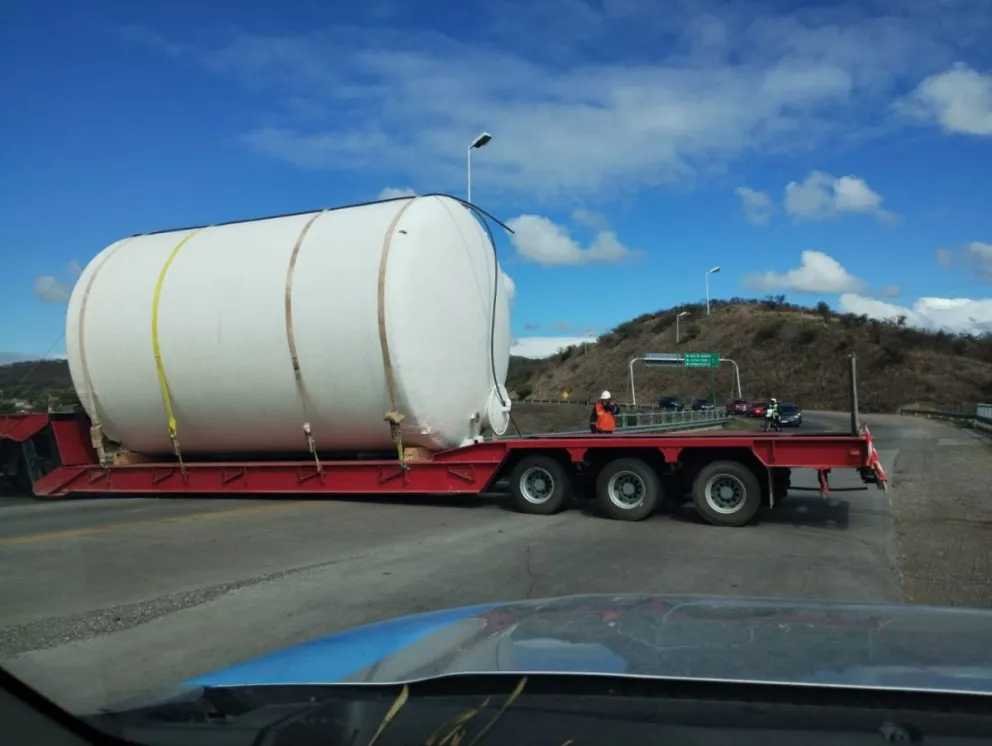 Mega operativo de tránsito por el traslado de un camión con gran carga por el este y sur de la capital salteña