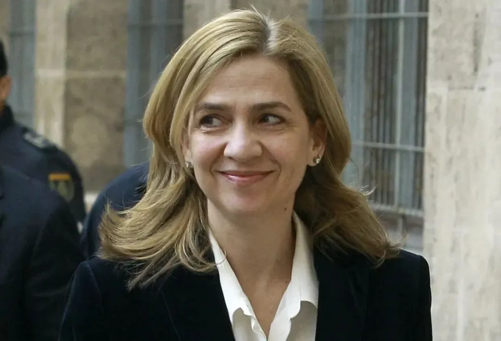 Ridícula actitud de la Infanta Cristina para que no se vea lo que todo el mundo ve