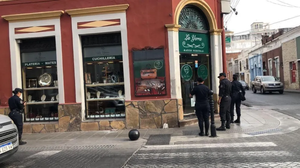 Destruyeron la vidriera de una reconocida joyería a pasos de la iglesia San Francisco