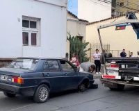 Terrible accidente en el centro salteño: un auto perdió una rueda en plena calle