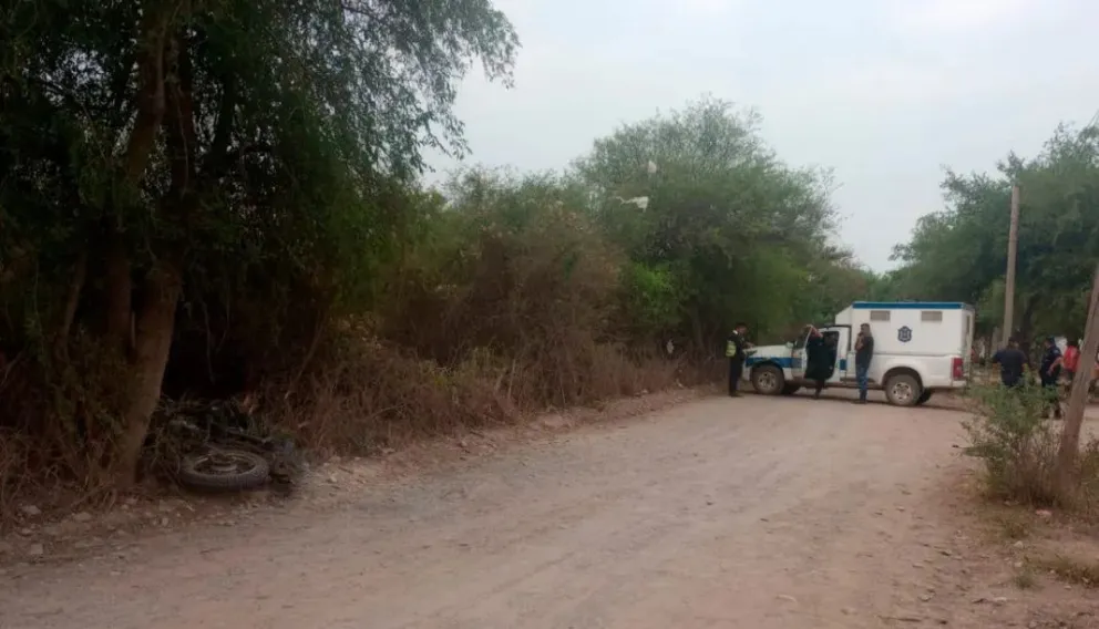 Trágico accidente: un motociclista perdió la vida tras chocar contra un árbol en Joaquín V. González