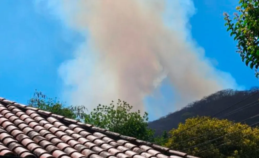 Se desató un incendio en el cerro 20 de Febrero: bomberos se movilizan para evitar su propagación