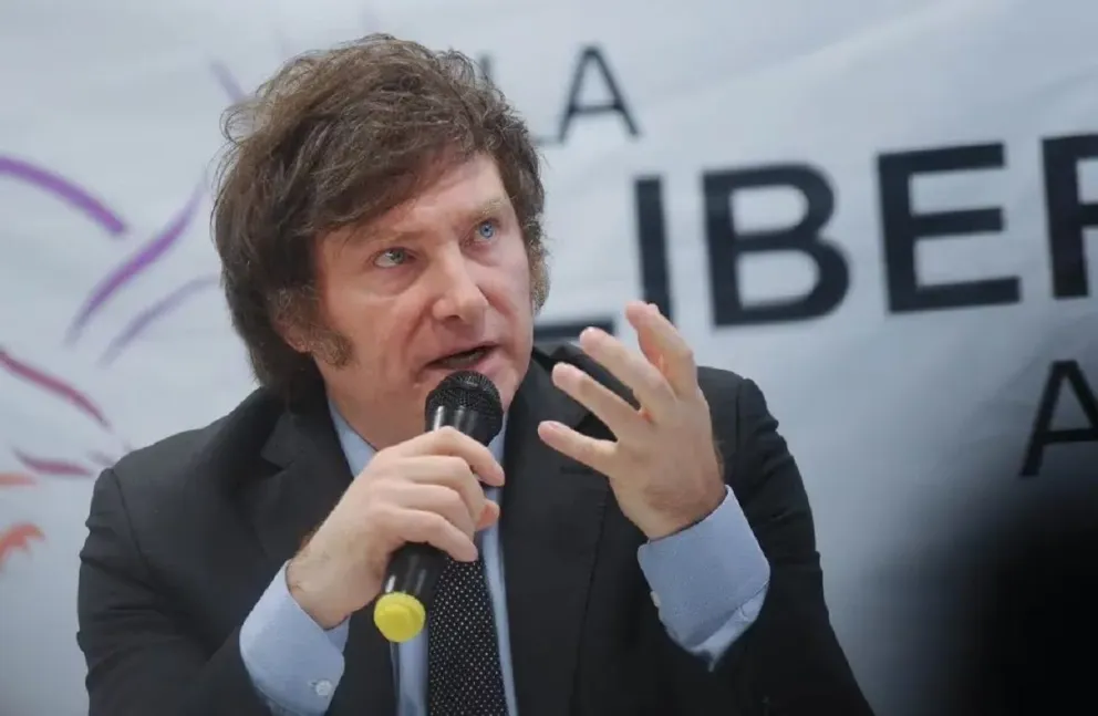 Primeras medidas: Javier Milei confirmó que privatizará YPF y todos los medios públicos