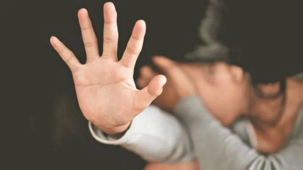 Un entrenador de fútbol femenino fue acusado de abuso infantil en el barrio Santa Ana