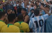 A inicios del partido de fútbol Argentina - Brasil: disturbios y brutal violencia en las tribunas del Maracaná