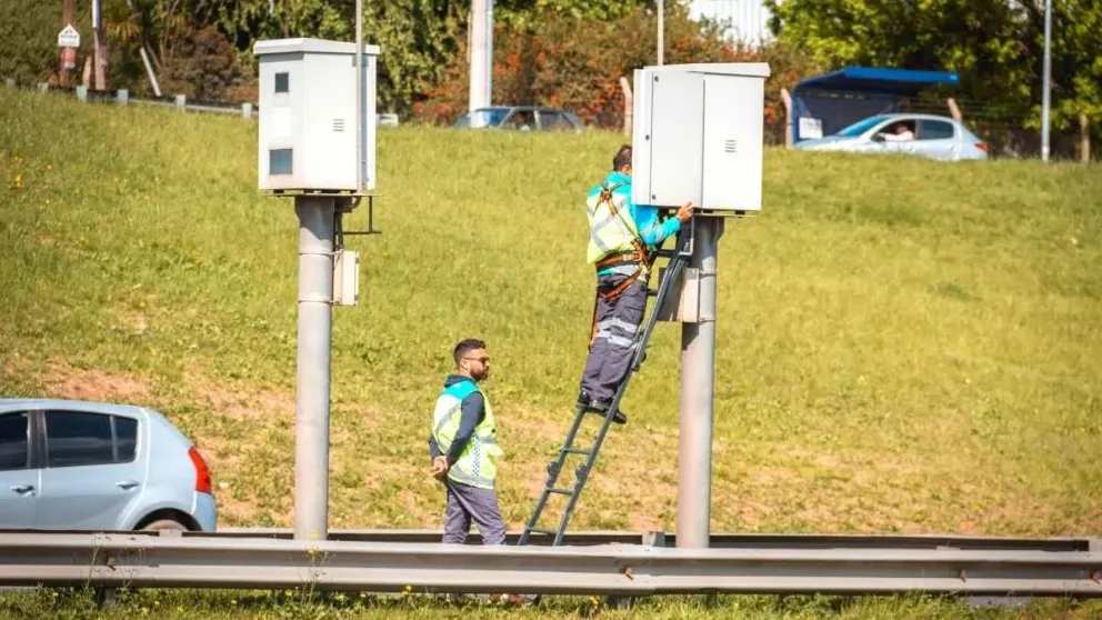 A pesar del desacuerdo del intendente electo, Bettina Romero instaló dispositivos de fotomultas en la ciudad