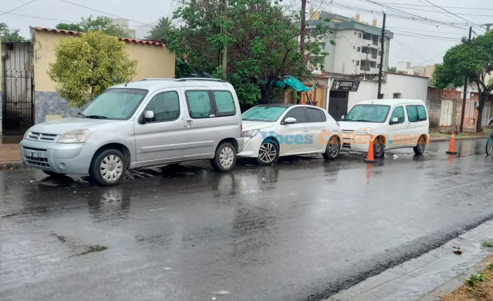 Un conductor salteño acusado de Uber lleva 10 horas retenido en su auto junto a su familia en el macrocentro 