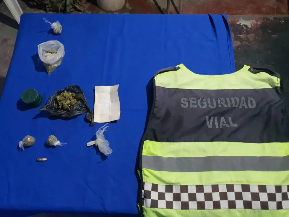 Un auto en Orán transportaba una carga de cocaína y marihuana equivalente a 290 dosis de droga