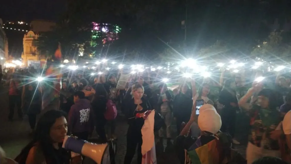 En medio de la oscuridad, cientos de salteñas gritaron "Ni una menos" en la Plaza 9 de Julio