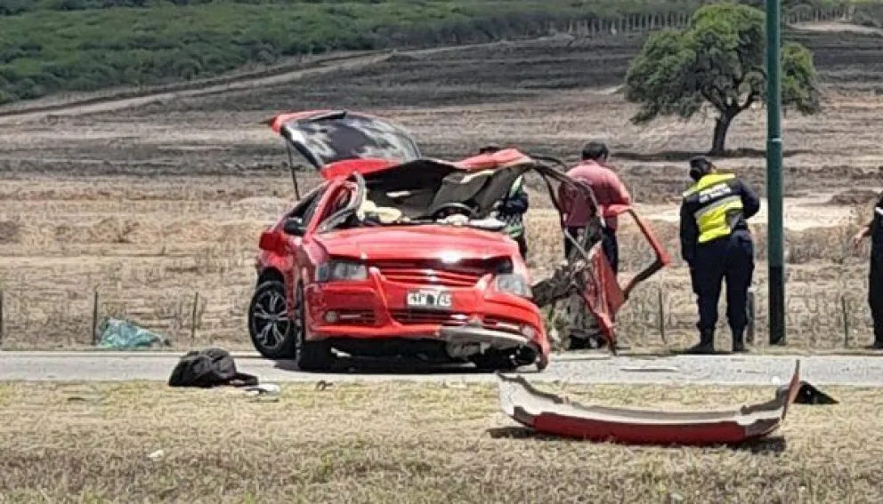 Accidente fatal en el Acceso Norte de la ciudad: una persona falleció tras un choque frontal entre dos autos