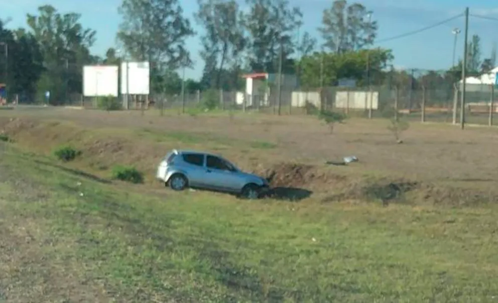 Fuerte accidente en Avenida Bolivia: un auto despistó y terminó en la banquina